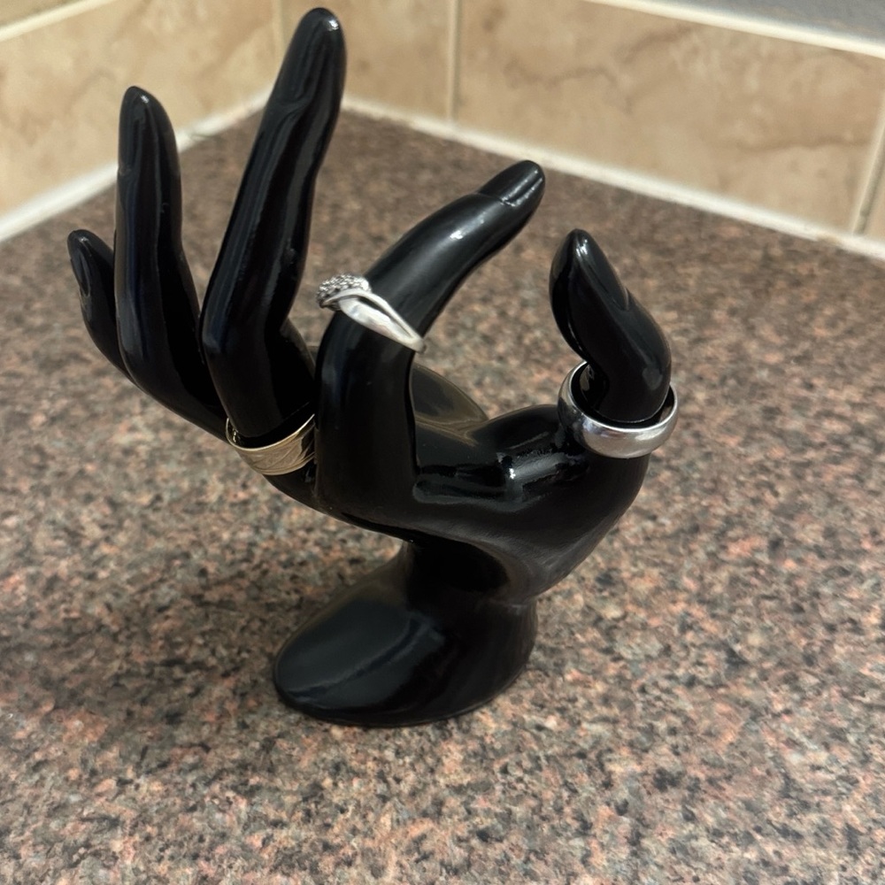 Hand display for jewelry reselling (black or white pick one) - Picture 2 of 4